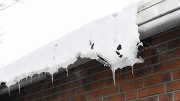 gefahr vom dach: feuerwehr warnt vor herabstürzenden eisplatten