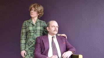 und alle beschimpfen den barkeeper: „warnung vor einer heiligen nutte“