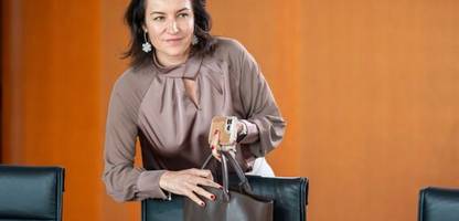 KI-Videos von Politikern: Wenn die Ministerin mit Kleopatra ein Selfie macht