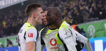 fußball-bundesliga: borussia dortmund feiert duselsieg beim vfl wolfsburg, werder bremen verliert beim sc freiburg