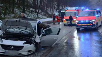 Kollision im Begegnungsverkehr: Drei Verletzte bei Unfall in Geesthacht