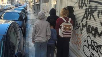 „Wie Schwerkriminelle behandelt“: Vierfache Mutter über Nacht abgeschoben