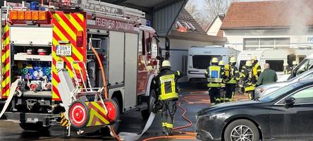 23 Feuerwehrleute im Einsatz: 25.000 Euro Schaden nach Brand eines Wohnanhängers in Donauwörth
