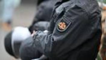 Bremen: Pyrotechnik und Hitlergruß - Polizei ermittelt