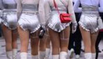 Buntes Treiben: Ostdeutschlands größter Karnevalsumzug zieht durch Cottbus