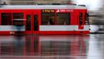 vorfall in der tram: fußballfans bringen straßenbahn in halle zum stillstand