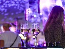 die gefahr im glas: k.-o.-tropfen: wie sich clubs gegen spiking wappnen