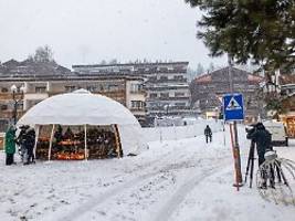flammen brennen loch ins zelt: feuer an gedenkstätte für opfer der brandkatastrophe in crans-montana