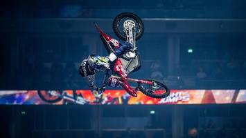 Fliegende Motoren und Feuerwerk: So abgedreht war „Night of the Jumps“