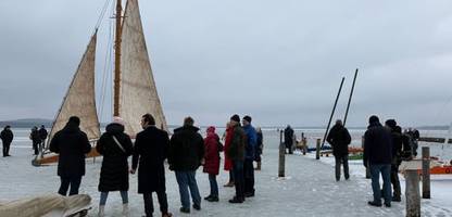 Berlin: Riesiger Eissegler auf zugefrorenem Müggelsee unterwegs