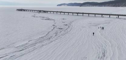 Menschen spazieren auf eisiger Ostsee: Polizei warnt vor Lebensgefahr