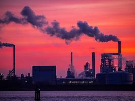 iw-studie: krisen kosten die deutsche wirtschaft fast eine billion euro