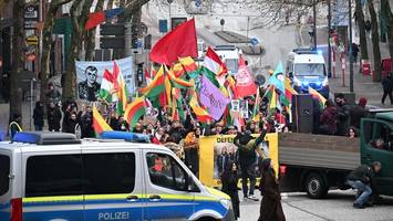 aufgeheizte stimmung bei kurden-demo – provokation vom balkon im phoenix-viertel