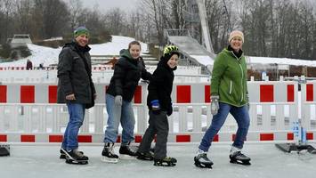 Eislaufen im Freibad: Besucher trotz Tauwetter begeistert