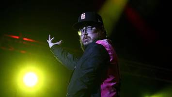 von wegen gebrochene knochen: göttliches konzert auf der reeperbahn