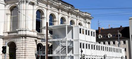 baustelle am staatstheater erhält größere containeranlage