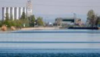 Schifffahrt: Schiff verliert Öl - Schleuse in Nürnberg gesperrt