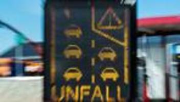 Verkehr: Verkehr nach Baggerunfall an Autobahnbrücke beeinträchtigt