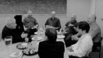 Jeffrey Epstein: Seine Interessen: Frauen ausbeuten und mit Forschern abhängen