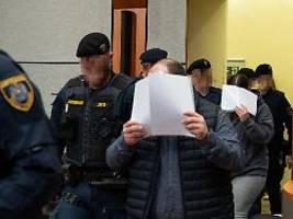chats dokumentieren missbrauch: Österreichisches paar quält sohn zu tode und muss lebenslang in haft