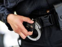 Gefangener befreite sich: Freier Verkauf von Generalschlüsseln für Handschellen bereitet Sorge