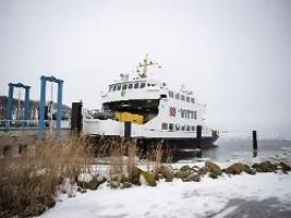 keine verbindung nach rügen: nach eis legt niedrigwasser die hiddensee-fähre lahm