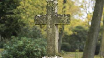 Grabschänder stahlen Leichenteile, später wurde Friedhofs-Reh Oskar berühmt