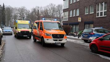 maskierter mann greift frau in lichtenberg an – verletzungen an kopf und arm