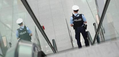 Dresden: Frau bricht in Rolltreppe ein und wird schwer verletzt