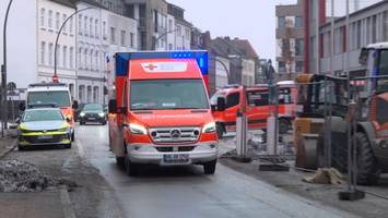 fernwärmeleitung geplatzt – feuerwehrmann im einsatz schwer verletzt