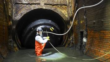 kuriose methode: siel auf st. pauli wird mit riesigem luftkissen trockengelegt