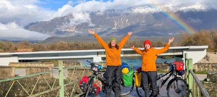 trotz pannen und dauerregen: zwei schwestern radeln von ulm nach athen