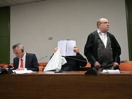 Freundin betäubt und vergewaltigt: Der Angeklagte schaut weg, als die Videos seiner Taten gezeigt werden