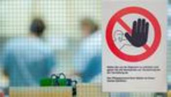 Vorwurf des Computerbetrugs: Mann soll Senioren in Kliniken beklaut haben - Prozess