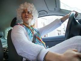 karnevalskostüme am steuer: verkleidet im straßenverkehr: das sollten sie beachten