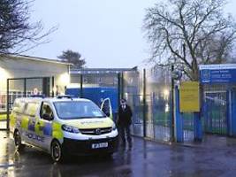 schockierender angriff: 13-jähriger sticht zwei jungen an londoner schule nieder