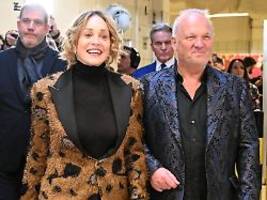 schwofen im valentino-dress: sharon stone hat für den opernball walzer geübt