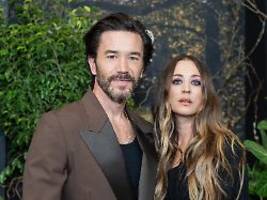 was werden die leute denken?: kaley cuoco gewährt schlafzimmer-einblick