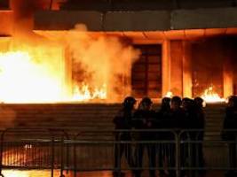 Wut auf die Vize-MP: Demonstranten stecken Sitz des albanischen Ministerpräsidenten in Brand