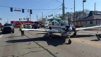 kleinflugzeug muss auf straße notlanden – video zeigt spektakuläres manöver