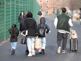 asylpolitik: migranten werden bald in länder geschickt, die sie noch nie gesehen haben