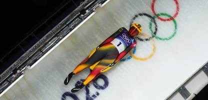 Olympia: Julia Taubitz sichert sich Gold im Einsitzer, Teamkollegin kracht in die Bande