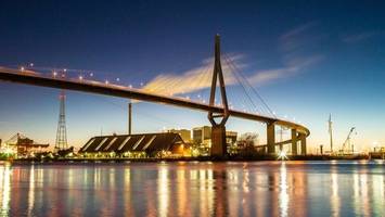 Weltkriegsbombe unter der Köhlbrandbrücke gefunden – Verkehr steht still