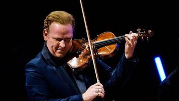 Daniel Hope und Zürcher Kammerorchester feiern Mozart in der Elbphilharmonie