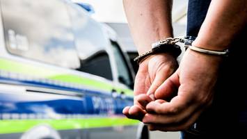 mit messer bedroht: polizei stellt drei verdächtige und sucht nun die opfer