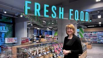 snacks und heiße theke: rewe to go im bahnhof bergedorf öffnet