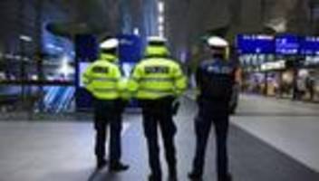 5.830 Personenkontrollen: Polizei findet Hunderte gefährliche Gegenstände an Bahnhöfen