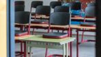 Beinahe-Unfall vor Schule: Stuhl aus Schulfenster geworfen – Passantin fast getroffen