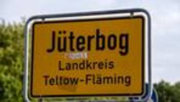 Durchsuchungen: Polizei für langwierige Waffen-Suche in Jüterbog im Einsatz