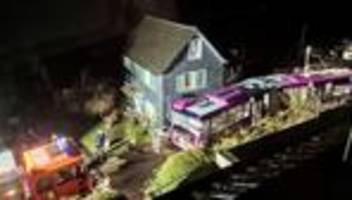 ende einer dienstfahrt: bus fährt in sackgasse und kommt nicht wieder raus